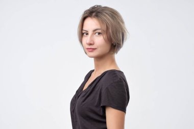 Kameraya bakarak koyu t-shirt giyen ciddi genç karışık yarış erkek