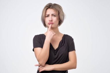 Kameraya bakarak gözlüklü kadın siyah t-shirt düşünme