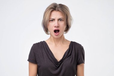 Kızgın kadın frowns hoşnutsuzluğunu yüzüne bir şey gibi değil