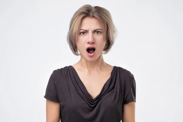 Donna indignata accigliato faccia in dispiacere doesnt come qualcosa — Foto Stock