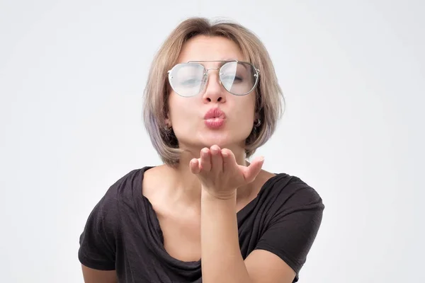 Belle femme portant des lunettes d'été envoyant un baiser d'air — Photo