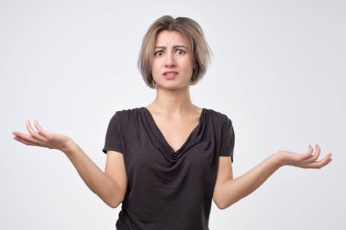 Genç kız omuzlarında shrugging. Bana niye bağırıyorsun bilmiyorum.