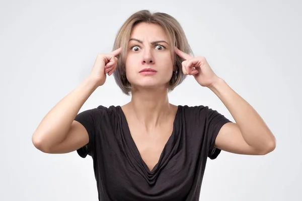 Mujer genera nueva idea en mente, mira pensativamente, tiene mirada atenta — Foto de Stock