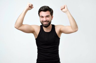 İspanyol Genç yakışıklı adam onun kazanan piyango kutluyor.