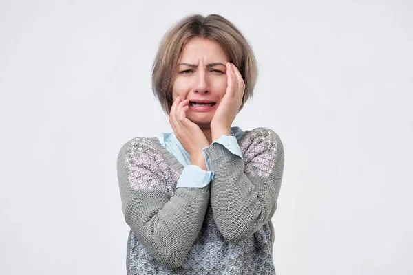 Mujer frunce el ceño como va a llorar, siendo descontento e infeliz . — Foto de Stock