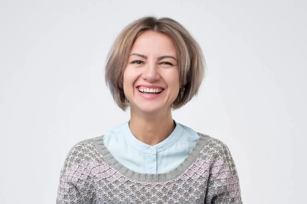 Mulher vestindo camisa casual e suéter se divertindo tendo expressão feliz — Fotografia de Stock