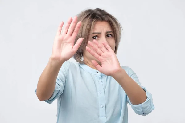 Mädchen macht Stop-Geste mit ihrer Hand. — Stockfoto