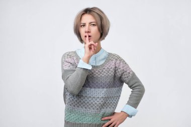 Sevimli güzel kadın ön plana tutan dudaklarından görünüyor sessizce parmak