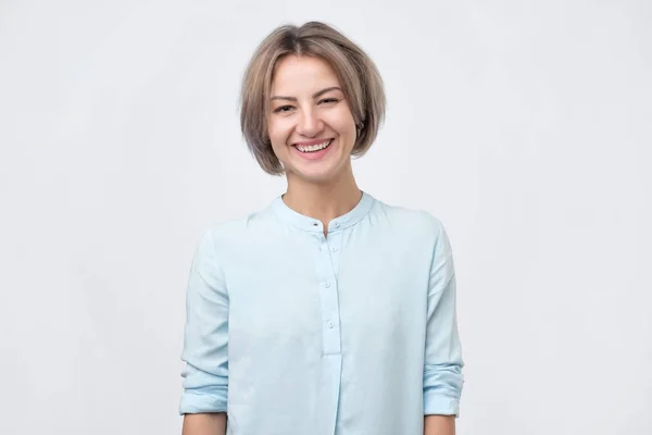 Ritratto di una donna attraente sorridente con taglio di capelli corto ed elegante — Foto Stock