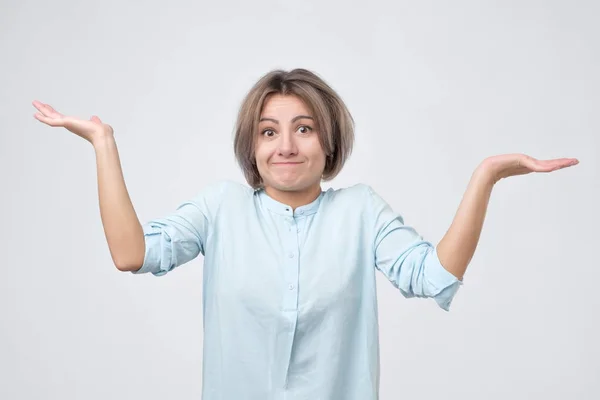 Young girl shrugging shoulders. I do not know why are you shouting on me. — Stock Photo, Image