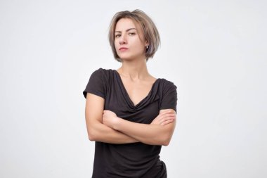 Genç üzgün ya da ciddi Avrupa kadın Studio