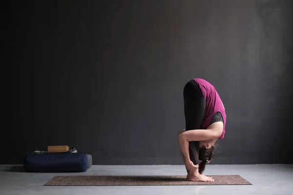 Mujer Deportiva Practicando Yoga Pie Ejercicio Flexión Hacia Adelante Cabeza —  Fotos de Stock