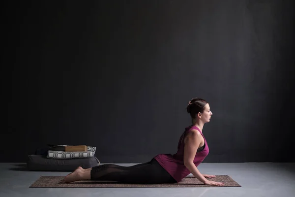 Žena cvičí jógu, cvičením Cobra, Bhujangasana pozice — Stock fotografie