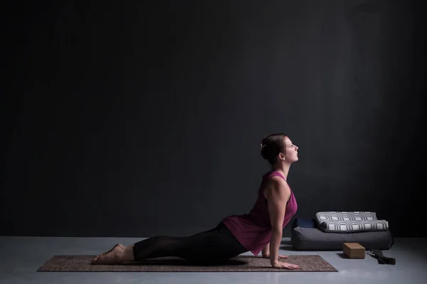 Žena cvičí jógu, dělá urdhva mukha svanasana, nahoru čelí Pes póza — Stock fotografie