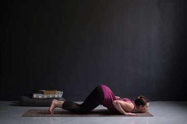 Ashtanga kursuna katıldıktan sonra namaskarasana güneş solutation yapıyor güzel model.