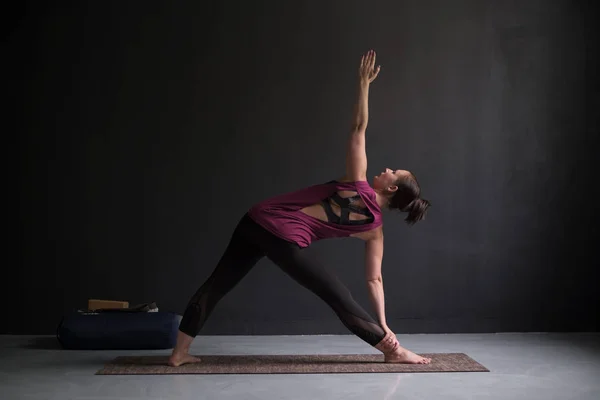 Utthita Trikonasana, 확장된 삼각형 포즈에에서 서 있는 여자. — 스톡 사진