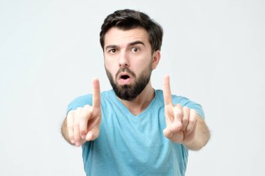 Genç adam işaret yukarıya, tavsiye veya öneri veren parmakları gösterilen deneyimli