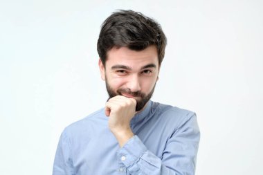 Kurnaz zor olgun adam beyaz arka plan üzerinde düşünme.