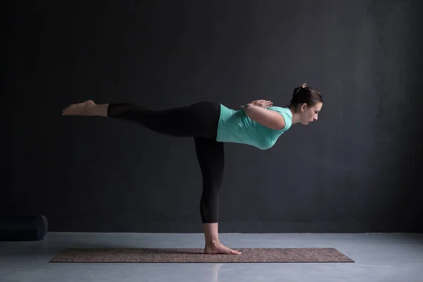 スポーティなフィット女性プラクティス ヨガのアーサナ Virabhadrasana 3 — ストック写真