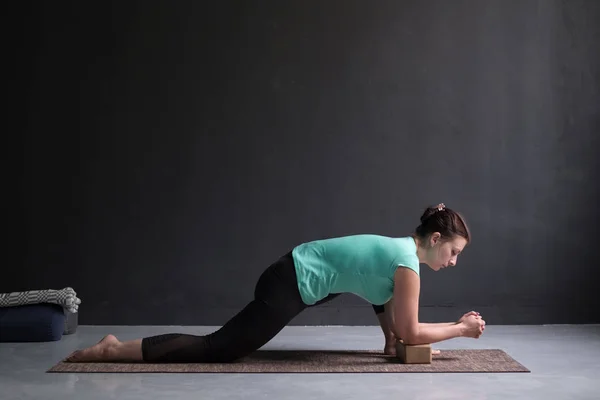 Ung smal tjej, gör häst rider motion, anjaneyasana pose, träna. — Stockfoto