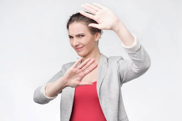 . Jovencita disgustada mostrando dos palmas. Concepto de denegación —  Fotos de Stock