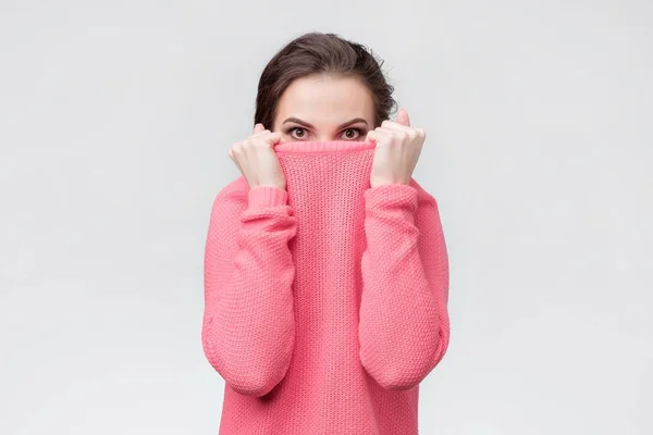 Lány húzza őt divatos pulóver fej hdidng problémák. — Stock Fotó