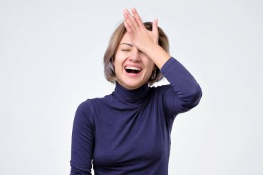 Sevimli kız bir şey ve kafasına elini tutarak hatırladı