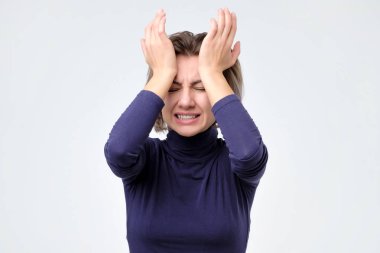 Kadının kafasını el ile dokunmak ve stüdyoda dururken kızgın surat