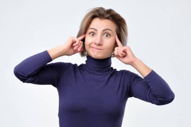 Kadın yeni bir fikir üretiyor, düşünceli görünüyor.