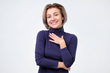 Kafkas kadın övgü almak genel olarak memnun gülümseyen memnun