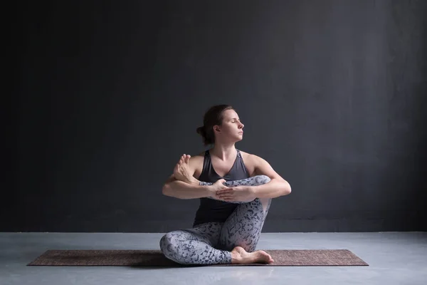 Çalışma dışarı Womanl katta, yoga egzersiz yaparak kalça streç poz iğne — Stok fotoğraf