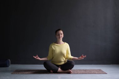 Yerde meditasyon rahat güzel kadın