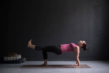 Purvottanasana egzersiz, yukarı doğru tahta poz yapmak pratik yoga kavramı, kadın