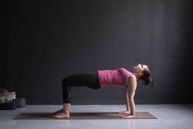 Purvottanasana egzersiz, yukarı doğru tahta poz yapmak pratik yoga kavramı, kadın