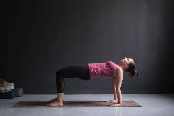 Purvottanasana 運動、上方板ポーズを行うヨガ概念の練習女性 — ストック写真