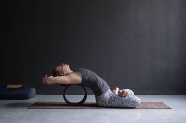 Lotus balık kadın pratik yoga duruş Matsyasana