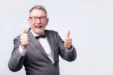 jest Yaşasın beyaz arka plan üzerinde gösterilen papyon ile üst düzey iş adamı. O iş yerinde mutlu duygu başarıdır.