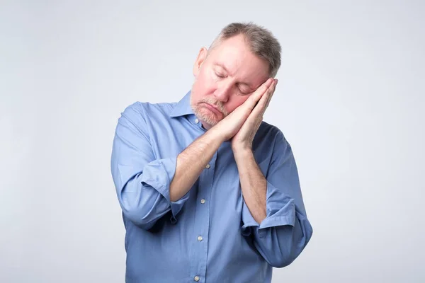 Hombre Europeo Con Camisa Azul Cansado Dormir Las Manos Tipo —  Fotos de Stock