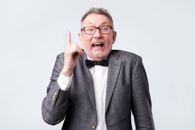 Mutlu komuta sizde işaret yukarıya, tavsiye veya öneri veren parmakları gösterilen