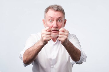 Komuta sizde beyaz gömlekli bir incir gösterir