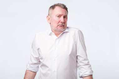 Belirsiz üzgün düşünceli erkek ne satın almak için tereddüt.