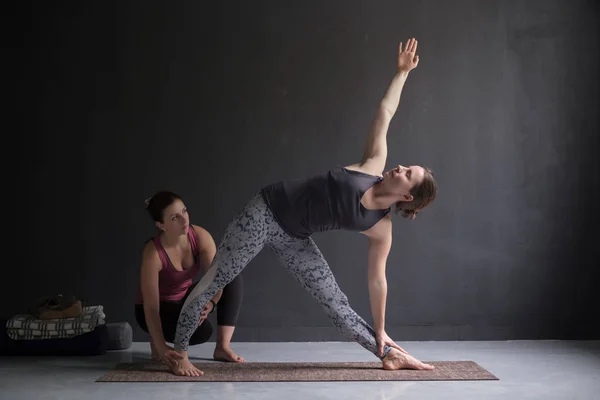 Instructor de clases de yoga y principiante haciendo ejercicios de asana . —  Fotos de Stock