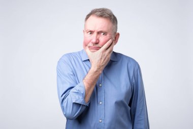 Komuta sizde emekli maaşı hakkında mavi gömlek düşüncesinde