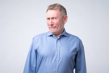 Komuta sizde mavi gömlekli güvensizlik ifade ile seyir .