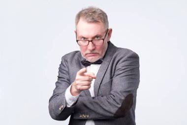 Sana bir seçim yapmak zorunda kızgın komuta sizde işaret parmağı.