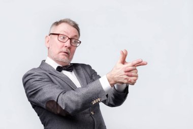 Komuta sizde gizli silah gibi el ele tutuşarak ajan olarak hakkında şaka