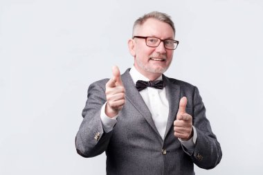 İş kıdemli adamı sana takım ve papyon işaret