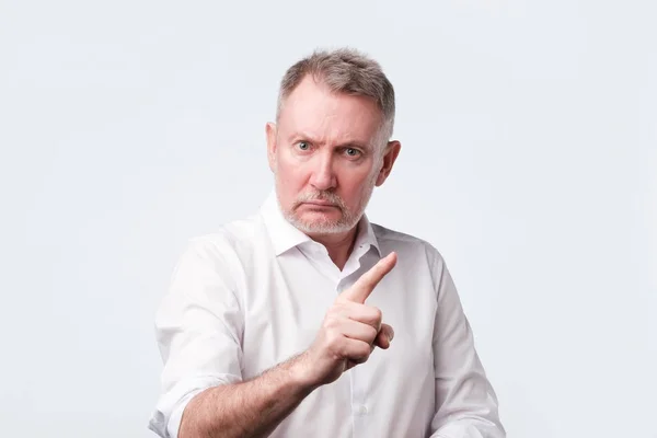 Strict senior man showing index fingers up, giving advice — Stock Photo, Image