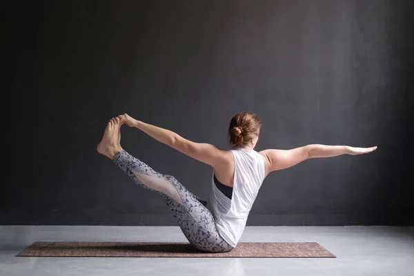 Jóga holka dělá parivrtta navasana nebo zkroucené loď pozice — Stock fotografie