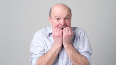 Komuta sizde onun ısırma kafayı parmak çivi.